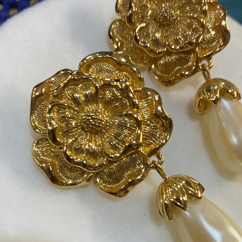 1994 Avon Baroque Pearl Drop Clip Earrings - Picture 5 of 5